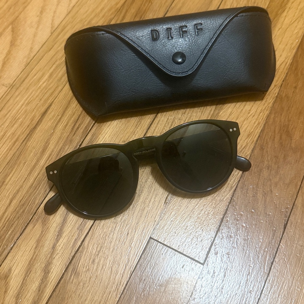 DIFF Cody Round Dark green Sunglasses